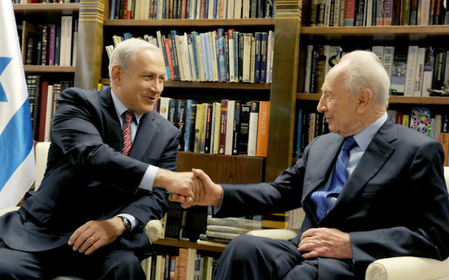 Benjamin Netanyahu rencontre Shimon Peres, (Crédit : Moshe Milner/GPO/Flash90)