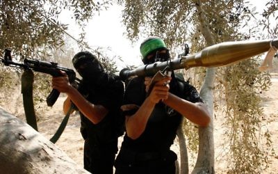 Des Palestiniens appartenant aux Brigades Izz ad-Din al-Qassam qui fait partie de l'aile militaire dui Hamas durant un entraînement à Rafah, au sud de la Bande de Gaza, un jeudi (Crédit : Abed Rahim Khatib/Flash90)
