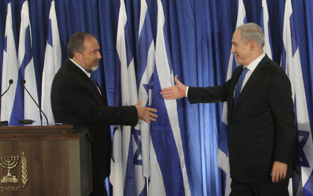 Le Premier Benjamin Netanyahu (à droite) et son ancien ministre des Affaires étrangères, Avigdor Liberman, au moment de l'annonce de la formation d'une liste commune au Likud et à Yisrael Beytenu pour les élections de 2013, au mois d'octobre 2012. (Crédit : Miriam Alster/Flash90)