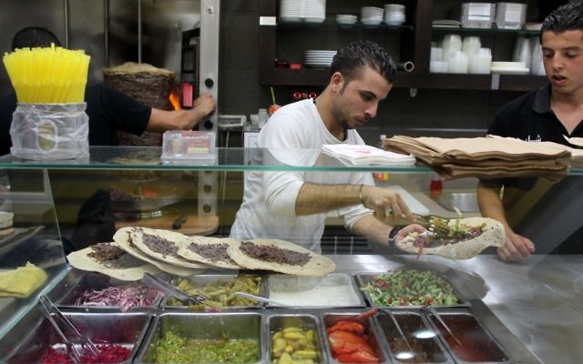 Photo d'illustration d'un stand de shawarma (crédit photo : Nati Shohat/Flash90)