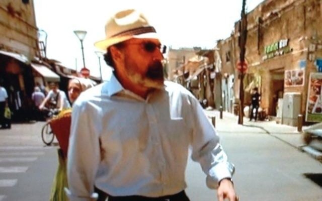 Mandy Patinkin dans les rues de Jaffa. (Capture d'écran/Times of Israel)