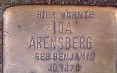 Un Stolpersteine, ou 'pierres sur lesquelles on trébuche' à Bonn en Allemagne (Crédit : Hans Weingartz/Wikimedia Commons)