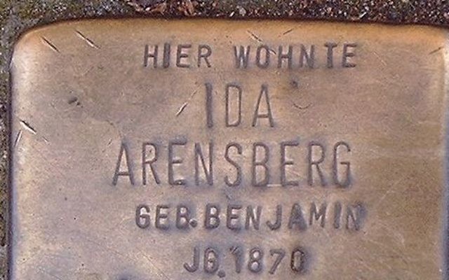 Un Stolpersteine, ou 'pierres sur lesquelles on trébuche' à Bonn en Allemagne (Crédit : Hans Weingartz/Wikimedia Commons)