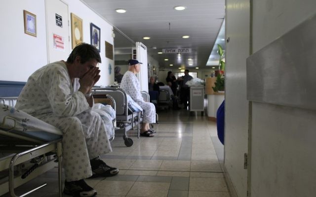 Un patient dans le couloir de l'hôpital Barzilai à Ashkelon. (Crédit: Tsafrir Abayov/Flash90) Un patient dans le couloir de l'hôpital Barzilai à Ashkelon. (Crédit: Tsafrir Abayov/Flash90)