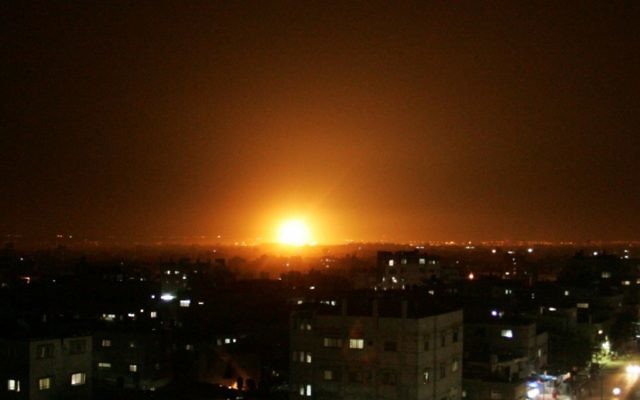 Une explosion  dans le ciel de Gaza dans un raid aérien en 2012 (Abed Rahim Khatib / Flash90)
