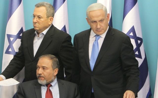Le Premier ministre Benjamin Netanyahu, le ministre de la Défense Ehud Barak  (à gauche) et le ministre des Affaires étrangères Avigdor Lieberman (assis) lors d'une conférence de presse conjointe à Jérusalem, le mercredi 21 novembre 2012 (Crédit photo: Miriam Alster / Flash90)
