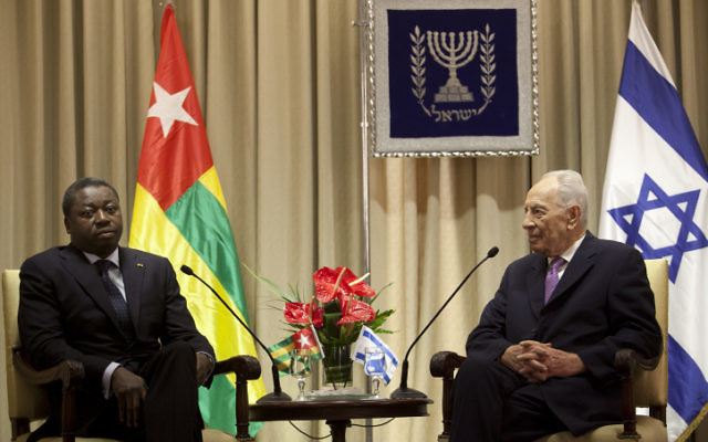 Le président du Togo, Faure Essozimna Gnassingbé, reçu par Shimon Peres, alors président d'Israël, à Jérusalem, en novembre 2012. (Crédit : Yoav Ari Dudkevitch/Flash90) Le président du Togo, Faure Essozimna Gnassingbé, reçu par Shimon Peres, alors président d'Israël, à Jérusalem, en novembre 2012. (Crédit : Yoav Ari Dudkevitch/Flash90)