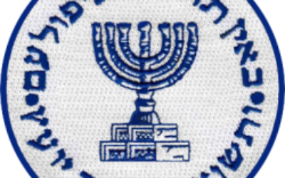 Le sceau du Mossad, citant les Proverbes, se lit comme suit : "Là où il n'y a pas de conseil, le peuple tombe : mais dans la multitude de conseillers, il y a la sécurité. (Crédit : Wikicommons)