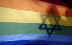 Un drapeau israélien aux couleurs Gay (Crédit : Flash90)