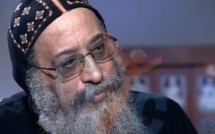 Le chef de l'église égyptienne copte orthodoxe, le pape Tawadros II sort de l'église du Saint-Sépulcre, à Jérusalem, le 28 novembre 2015. (Crédit photo : AFP/Mahmoud Illean)