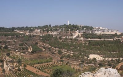 Vue sur le Gush Etzion depuis le chemin des Patriarches. Illustration. (Crédit : Shmuel Bar-Am)