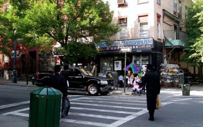 Illustration : Des Juifs hassidiques dans le quartier de Williamsburg, à Brooklyn. (Crédit : CC BY rutlo/Flickr)