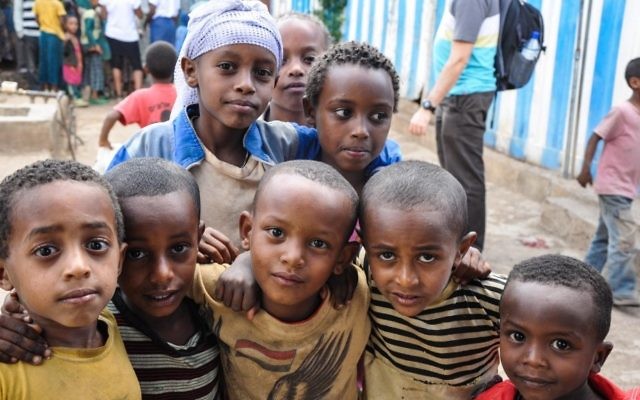 Des enfants devant une synagogue à Gondar, en Ethiopie (Crédit: Michal Shmulovich/ToI)