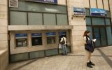 Des Israéliens retirent de l'argent aux distributeurs de la banque Leumi à Jérusalem (Crédit : Miriam Alster/Flash90)
