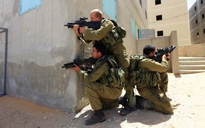 Soldats israéliens à l'entraînement. Illustration. (Crédit : Tsafrir Abayov/Flash90)
