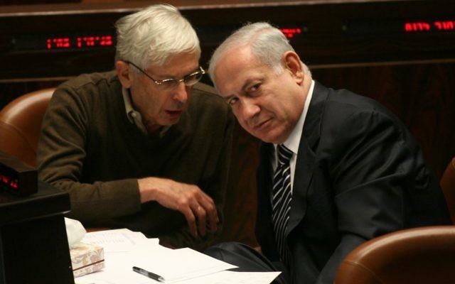 Benny Begin (à gauche) avec Benjamin Netanyahu, à la Knesset, en 2012. (Crédit : Miriam Alster/Flash90) Benny Begin (à gauche) avec Benjamin Netanyahu, à la Knesset, en 2012. (Crédit : Miriam Alster/Flash90)
