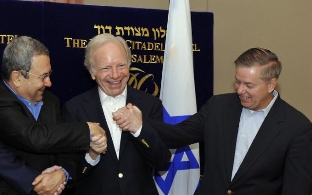 Les sénateurs américains Joe Lieberman et Lindsay Graham avec Ehud Barak, alors ministre de la Défense, à Jérusalem, en 2010. (Crédit : Ariel Hermoni/Ministère de la Défense/Flash90) Les sénateurs américains Joe Lieberman et Lindsay Graham avec Ehud Barak, alors ministre de la Défense, à Jérusalem, en 2010. (Crédit : Ariel Hermoni/Ministère de la Défense/Flash90)