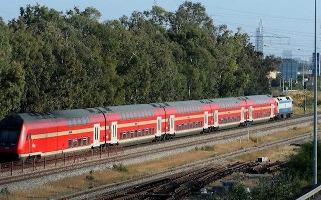 Un train de la compagnie des chemins de fer israéliens. (Illustration : Moshe Shai/Flash90)