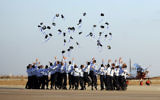 Les pilotes de l'armée de l'air pendant une cérémonie de remise des diplômes à la base aérienne de Hatzerim, dans le désert du Néguev,le 30 juin 2011 (Crédit :  Michael Shvadron/Armée du porte-parole de l'armée israélienne /Flash90)