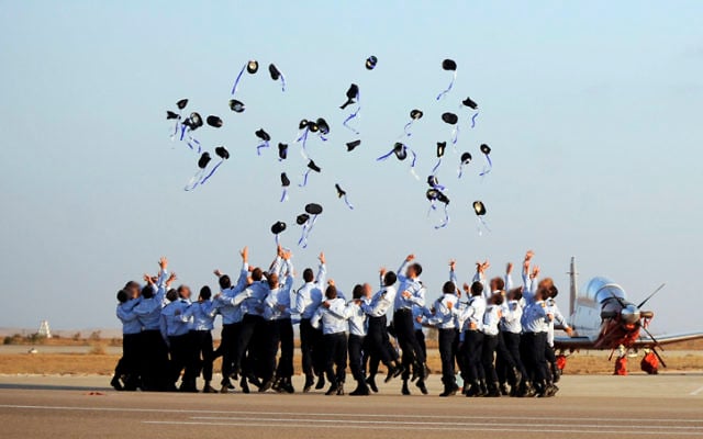 Les pilotes de l'armée de l'air pendant une cérémonie de remise des diplômes à la base aérienne de Hatzerim, dans le désert du Néguev,le 30 juin 2011 (Crédit : Michael Shvadron/Armée du porte-parole de l'armée israélienne /Flash90) Les pilotes de l'armée de l'air pendant une cérémonie de remise des diplômes à la base aérienne de Hatzerim, dans le désert du Néguev,le 30 juin 2011 (Crédit : Michael Shvadron/Armée du porte-parole de l'armée israélienne /Flash90)