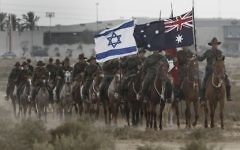 Reconstitution par des Australiens de la bataille de Beer Sheva. (Crédit : Tsafrir Abayov/Flash90)