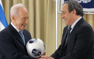 Shimon Peres et Michel Platini en novembre 2012. (Crédit : Mark Neyman/GPO/Flash90)