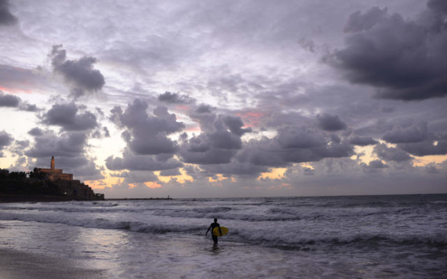 Un coucher de soleil à Tel-Aviv (photo credit: Tomer Neuberg/Flash90) Un coucher de soleil à Tel-Aviv (photo credit: Tomer Neuberg/Flash90)