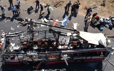 La police et les secouristes inspectent les lieux après qu'un kamikaze s'est fait exploser dans un autobus à l'heure de pointe près du quartier de Gilo, à Jérusalem, pendant la Seconde Intifada, le 18 juin 2002. (Flash90/File)