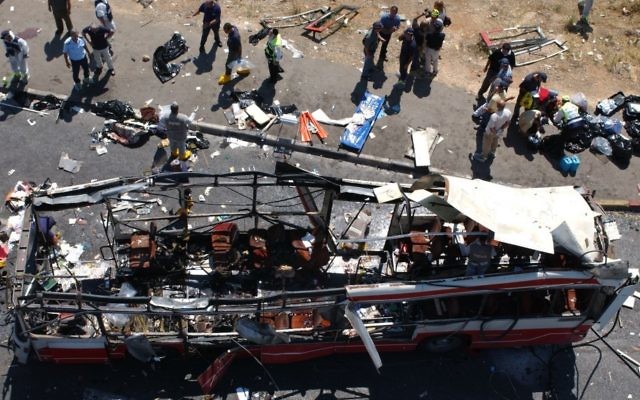 La police et les secouristes inspectent les lieux après qu'un kamikaze s'est fait exploser dans un autobus à l'heure de pointe près du quartier de Gilo, à Jérusalem, pendant la Seconde Intifada, le 18 juin 2002. (Flash90/File) La police et les secouristes inspectent les lieux après qu'un kamikaze s'est fait exploser dans un autobus à l'heure de pointe près du quartier de Gilo, à Jérusalem, pendant la Seconde Intifada, le 18 juin 2002. (Flash90/File)