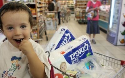 Un jeune "client" à la caisse d'un supermarché israélien (Crédit : Nati Shohat/Flash90)