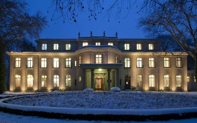 La Maison de la Conférence de Wannsee à Berlin, où le Troisième Reich a conçu la Solution finale en janvier 1942, est aujourd'hui un mémorial et un musée. (Autorisation de la Maison de la Conférence de Wannsee via JTA) La Maison de la Conférence de Wannsee à Berlin, où le Troisième Reich a conçu la Solution finale en janvier 1942, est aujourd'hui un mémorial et un musée. (Autorisation de la Maison de la Conférence de Wannsee via JTA)
