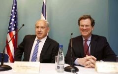 Le Premier ministre Benjamin Netanyahu et le directeur exécutif de l'AJC David Harris (à droite) lors d'une rencontre à Jérusalem en janvier 2013 (Crédit photo : Olivier Fitoussi/AJC)
