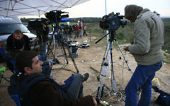Des journalistes d'al-Arabiya à la frontière de la bande de Gaza (Crédit: Nati Shohat/Flash90)