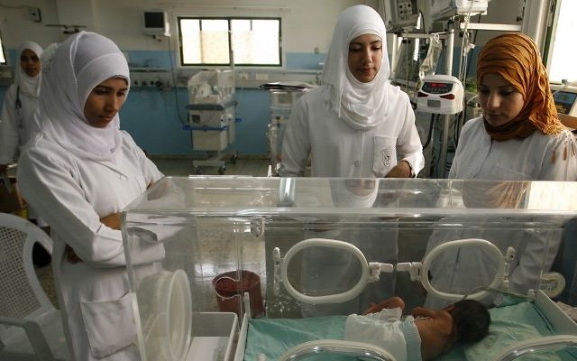 Un bébé prématuré à l'hôpital de Khan Younis, dans la bande de Gaza. Illustration. (Crédit : Abed Rahim Khatib/Flash90) Un bébé prématuré à l'hôpital de Khan Younis, dans la bande de Gaza. Illustration. (Crédit : Abed Rahim Khatib/Flash90)