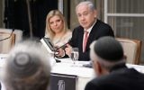 Le Premier ministre Benjamin Netanyahu et son épouse Sara accueillent rabbins et spécialistes à leur résidence pour une étude de la Torah, en mai 2012. (Crédit : Marc Israel Sellem/Flash90)
