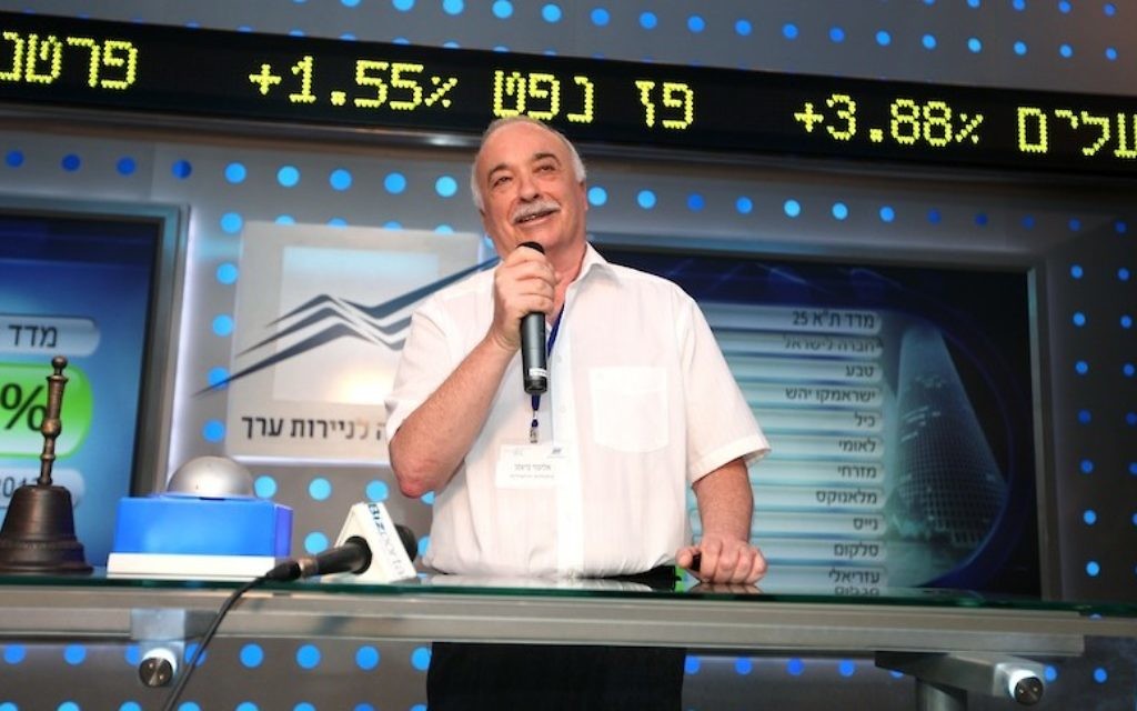 L'homme d'affaires Eliezer Fishman à la bourse de Tel Aviv (Crédit : Flash90)