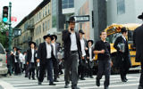 Juifs ultra-orthodoxes dans le quartier de Brooklyn, à New-York (photo illustrative : Mendy Hechtman/Flash90)