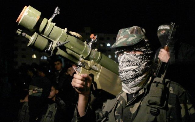 Homme armé des brigades Ezzedine al-Qassam du Hamas à Gaza City (Crédit : Abed Rahim Khatib/Flash90) Homme armé des brigades Ezzedine al-Qassam du Hamas à Gaza City (Crédit : Abed Rahim Khatib/Flash90)