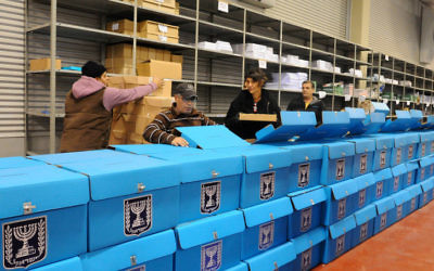 La préparation des urnes avant les élections de janvier 2013. (Crédit photo : Yossi Zeliger/Flash90)