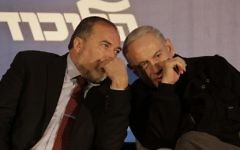 Avigdor Liberman, gauche, et Benjamin Netanyahu janvier 2013. (Crédit : Tsafrir Abayov/Flash90)