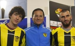 Eli Cohen, alors entraîneur du Beitar Jérusalem, au centre, entouré de Gabriel Kadiev, à gauche, et de Zaur Sadayev, le 31 janvier 2013. (Crédit : Yonatan Sindel/Flash90)