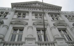 L'imposant Hollandsche Schouwburg, ou Théâtre hollandais, a servi de point de rassemblement pendant les rafles nazies de juifs d'Amsterdam. (Crédit : Matt Lebovic)