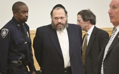 Nechemya Weberman a été reconnu coupable et condamné à 103 ans pour abus sexuel sur mineur, le 16 octobre 2012. (Crédit : Bebeto Matthews/AP Photo)