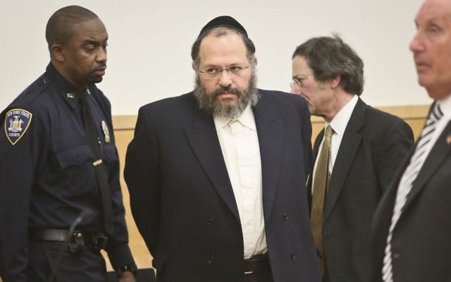 Nechemya Weberman a été reconnu coupable et condamné à 103 ans pour abus sexuel sur mineur, le 16 octobre 2012. (Crédit : Bebeto Matthews/AP Photo) Nechemya Weberman a été reconnu coupable et condamné à 103 ans pour abus sexuel sur mineur, le 16 octobre 2012. (Crédit : Bebeto Matthews/AP Photo)