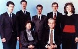 La famille Assad en 1994. Devant : Hafez Assad et Anisa Makhlouf. Derrière, de gauche à droite : Maher, Bachar, Bassel, Majid et Bushra al-Assad. (Crédit : Wikipedia)