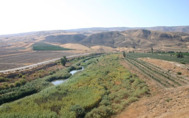 Une vue du fleuve Jourdain, à Naharayim, l'île de la Paix. (Crédit : Shmuel Bar-Am)