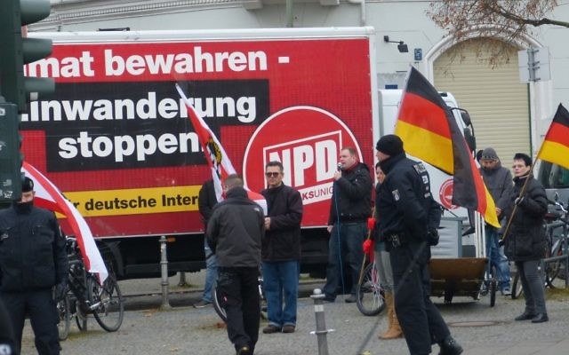 Une manifestation des membres du parti d'extrême-droite allemand NPD en 2012. (Crédit : Ubiquit23/CC BY-SA/Flickr) Une manifestation des membres du parti d'extrême-droite allemand NPD en 2012. (Crédit : Ubiquit23/CC BY-SA/Flickr)