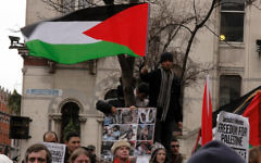 À Dublin, des manifestants protestent contre les opérations militaires israéliennes à Gaza, en 2009. (Crédit : CC BY/albertw via Flickr.com)
