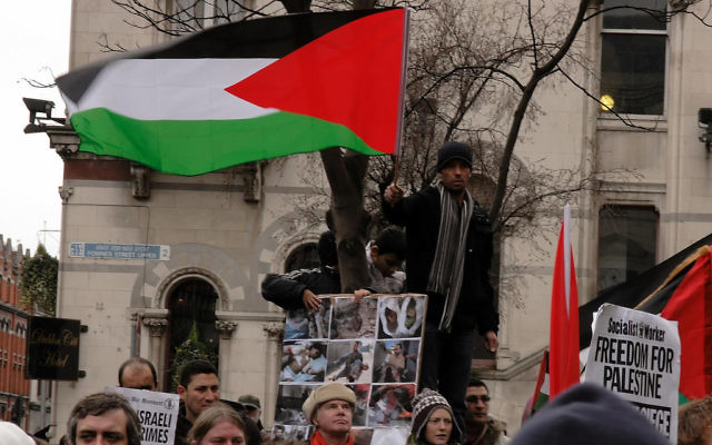 À Dublin, des manifestants protestent contre les opérations militaires israéliennes à Gaza, en 2009. (Crédit : CC BY/albertw via Flickr.com) À Dublin, des manifestants protestent contre les opérations militaires israéliennes à Gaza, en 2009. (Crédit : CC BY/albertw via Flickr.com)