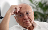 Yaakov Neeman, alors ministre de la Justice, à Jérusalem en 2009. (Crédit : Yossi Zamir/Flash90)